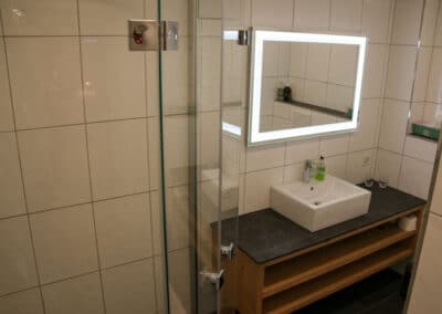 Badezimmer mit Dusche, Apartment Gardenview, Davos