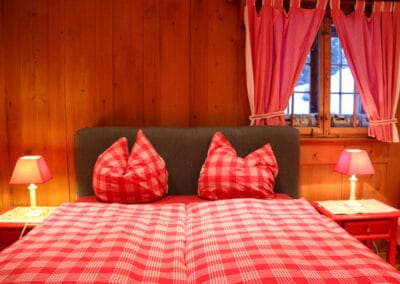 Schlafzimmer mit Doppelbett und Schlafsofa, Apartment Gardenview, Davos